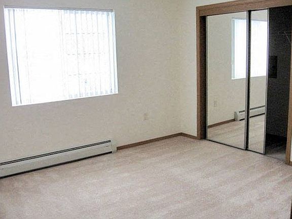5th image of 1015 S Commercial St #2563983