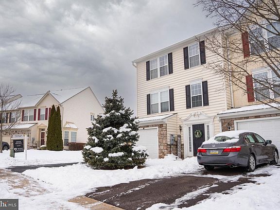 3rd image of 117 N Savanna Dr