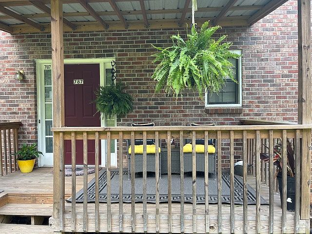 Front sitting porch