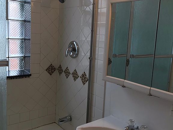 5th image of 2404 W Lyndale St #1