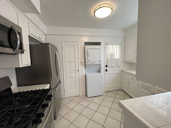 5th image of 927 Alandele Ave