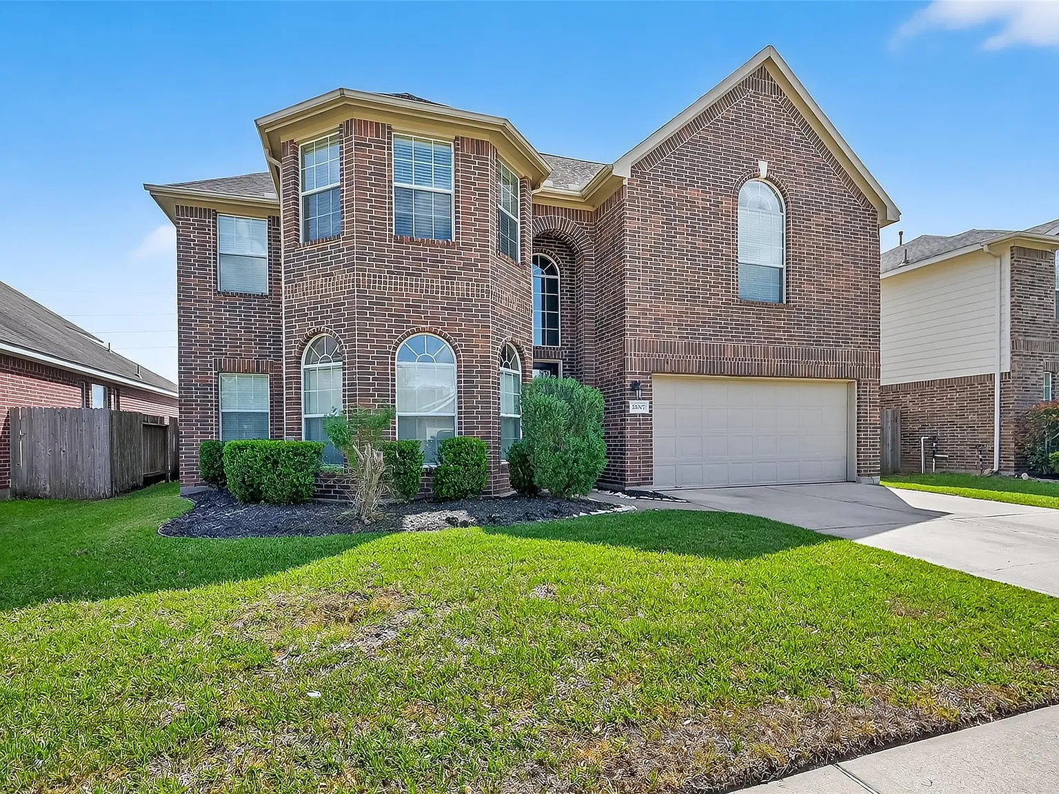 5 bed, 2.5 bath, 2827 sqft, $2,500 — Photo 2