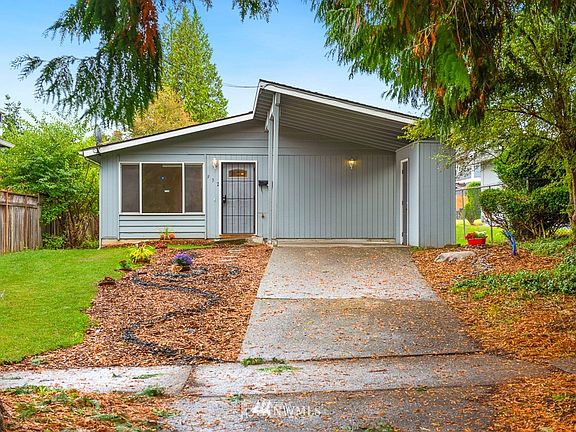 Rare rambler with 4 bedrooms 1.5 bathroom. Home is staged virtually.