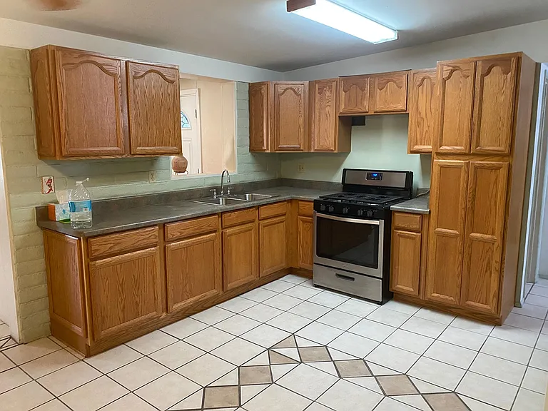 1021 W Edgewater Dr — Photo 3