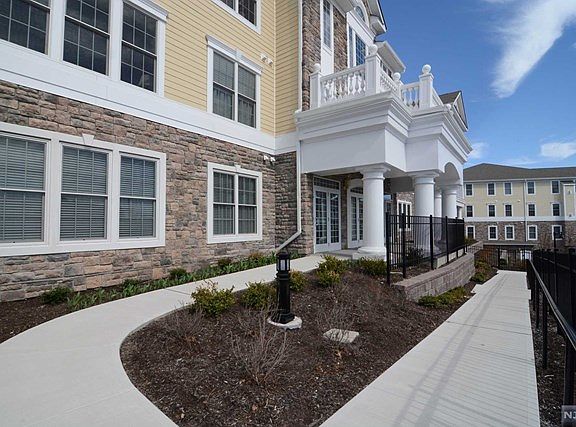 2nd image of 909 Four Seasons Ln