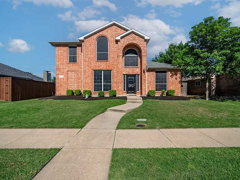 1011 Aylesbury Dr — Photo 4