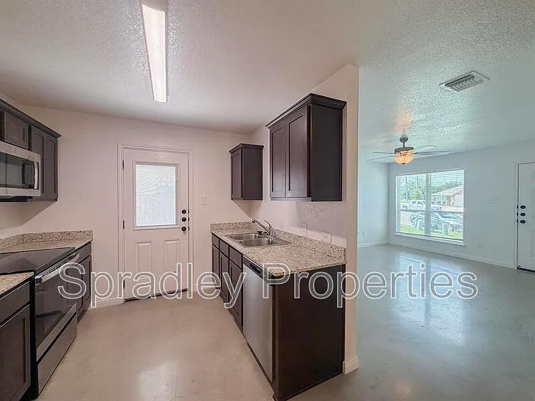 9110B Winding Ct — Photo 3