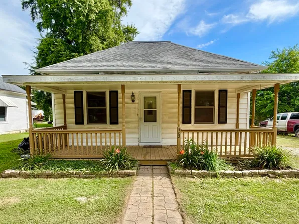 302 E Jackson St, Saybrook, IL 61770