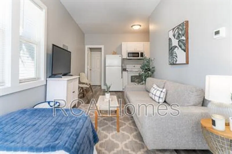 2831 N Kenwood Ave — Photo 2