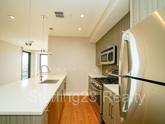 2nd image of 2718 Hoyt Ave S #5