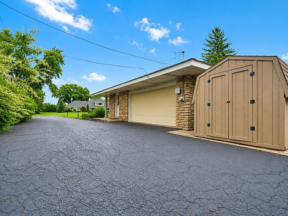 5th image of 22W689 Elmwood Dr
