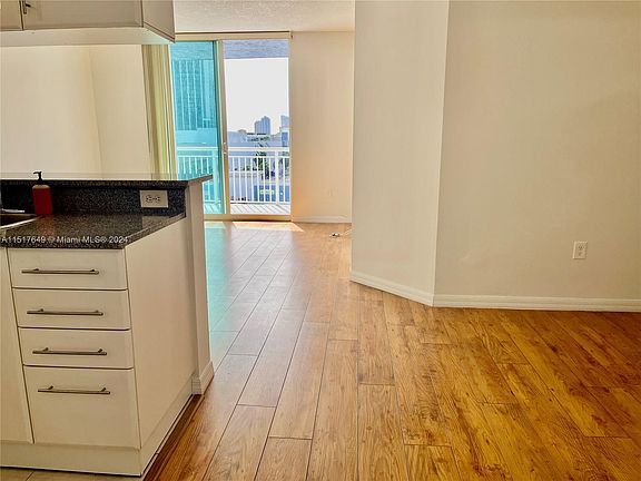 4th image of 275 NE 18th St APT 904