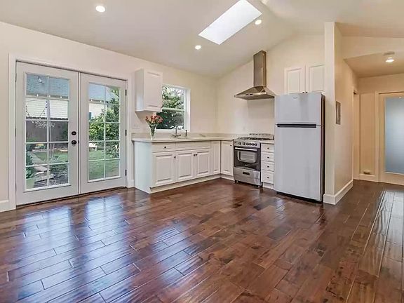 4th image of 2927 Pine St #B