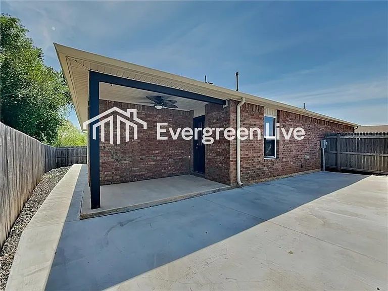 451 NE 19th Pl — Photo 8