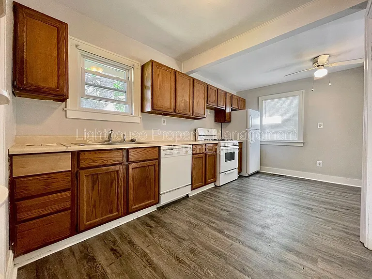 146 Lawrence St NE — Photo 9