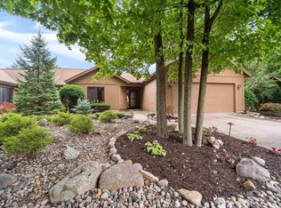 9711 Woodland Rdg E, Fort Wayne, IN 46804