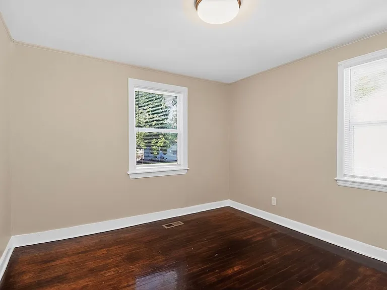 1011 Lomond Ave — Photo 9