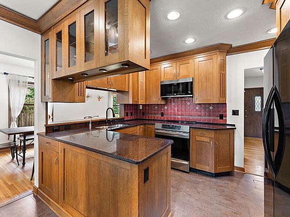 5th image of 1017 Thomas Ave S