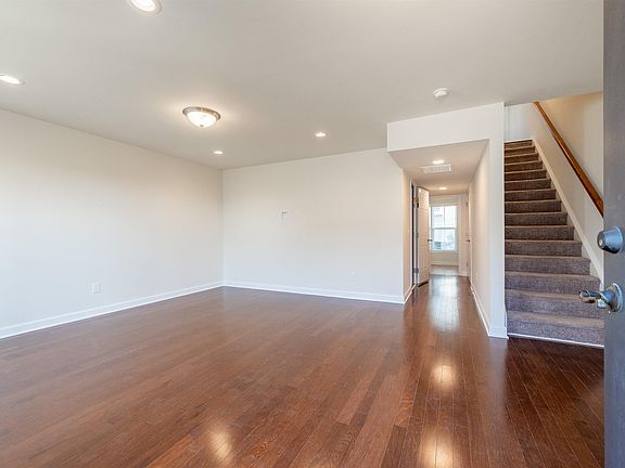 5th image of 120 Hamilton Ave NW