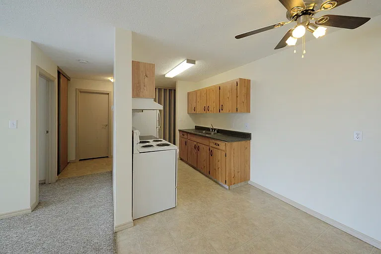 1 bed, 1.0 bath, 689 sqft, $1,175 — Photo 2