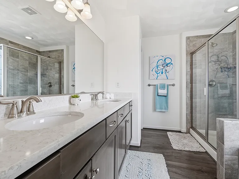 2nd Floor Ensuite Bath