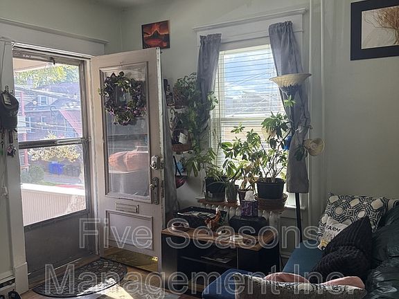 3rd image of 212-214 King St #1