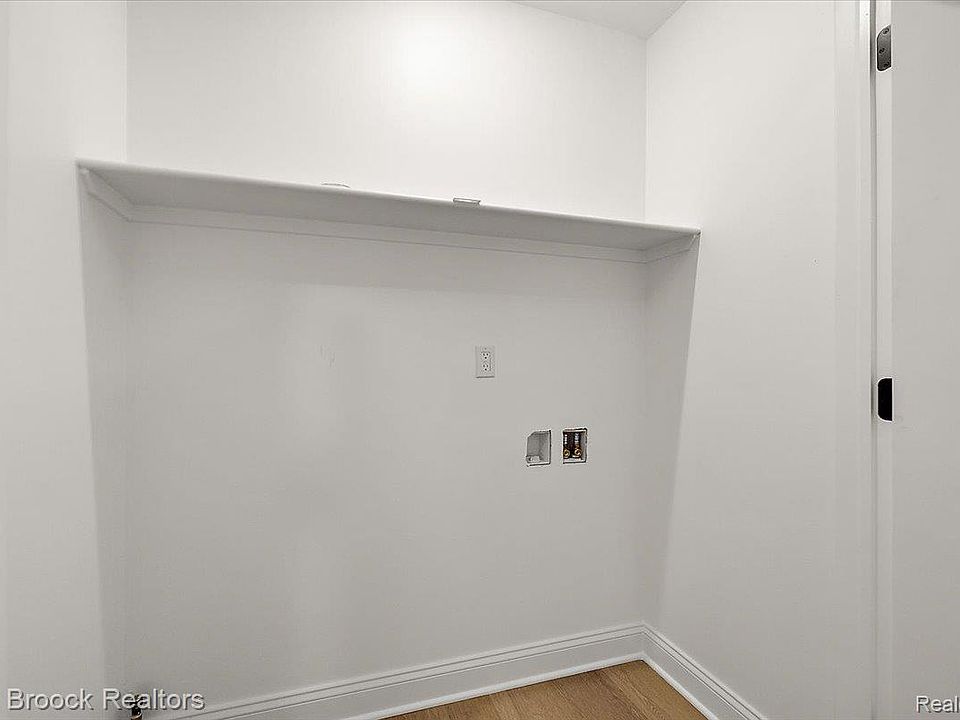 27824 Groveland St, photo 23