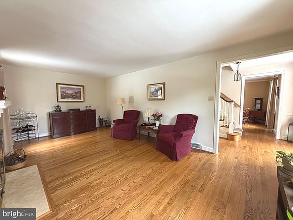 4th image of 1116 Blythe Ave
