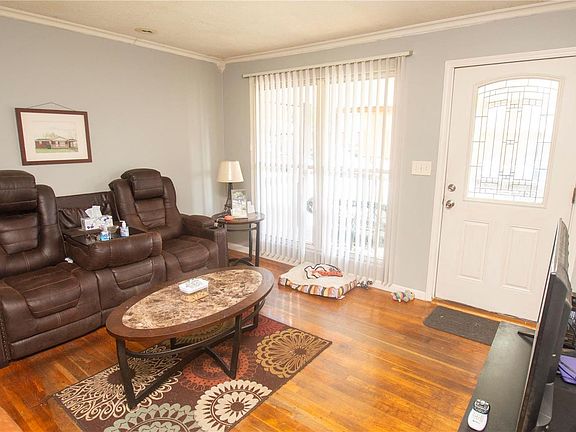 4th image of 10 Fontainebleau Dr
