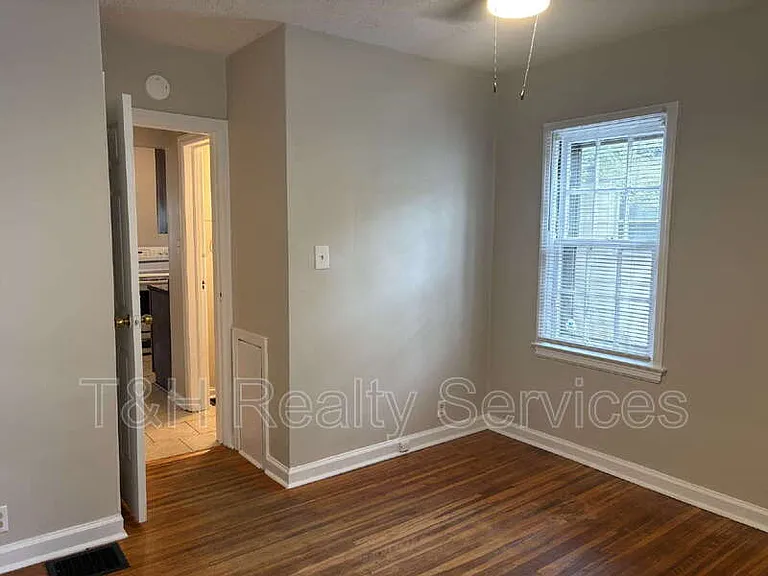 2106 E 46th St — Photo 14