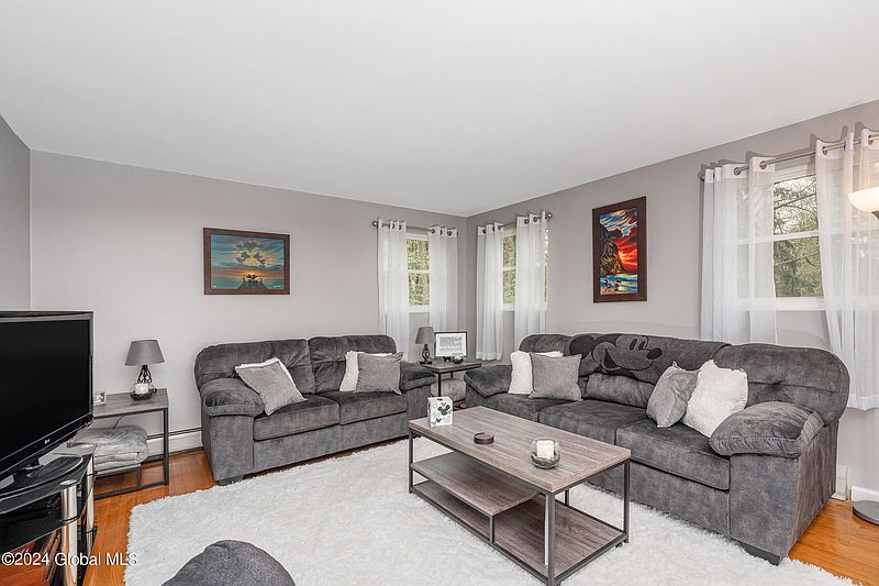 3rd image of 80 Birch Drive