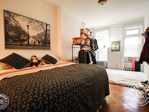 5th image of 372 Bainbridge St #2A