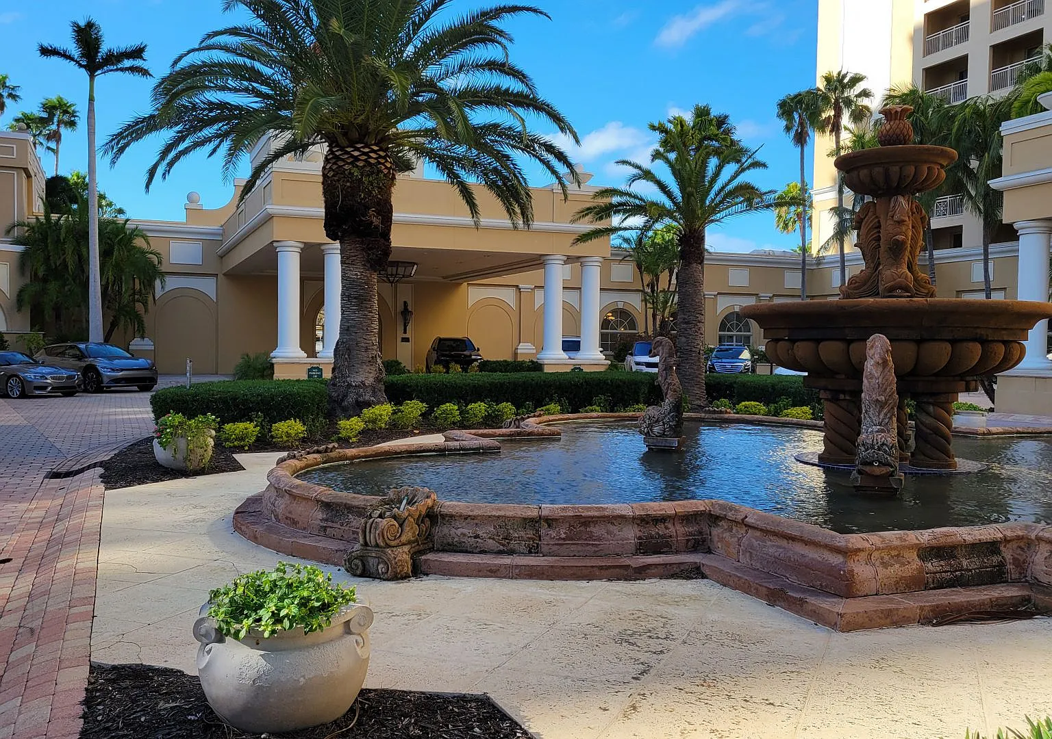 Seasonal/short term 3/2 renovated Ritz Carlton beauty with long water views — Photo 2