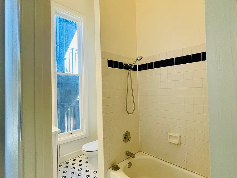 1120 Oak St #3 — Photo 11