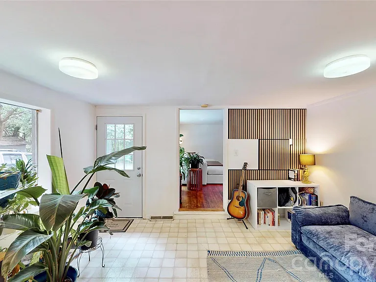 1136 E Woodlawn Rd — Photo 9