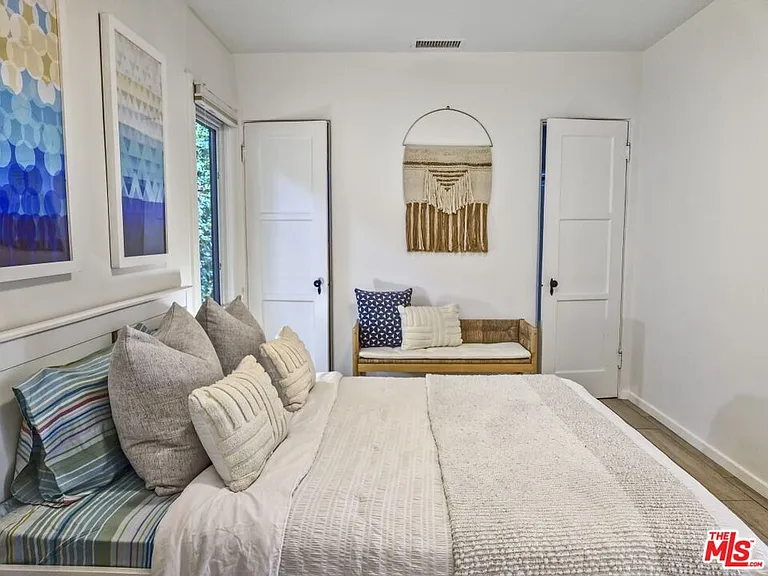 2049 Lake Shore Ave — Photo 13