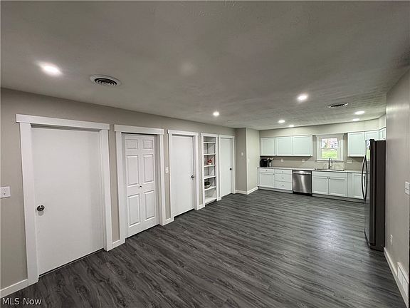 4th image of 126 1/2 W Broadway St