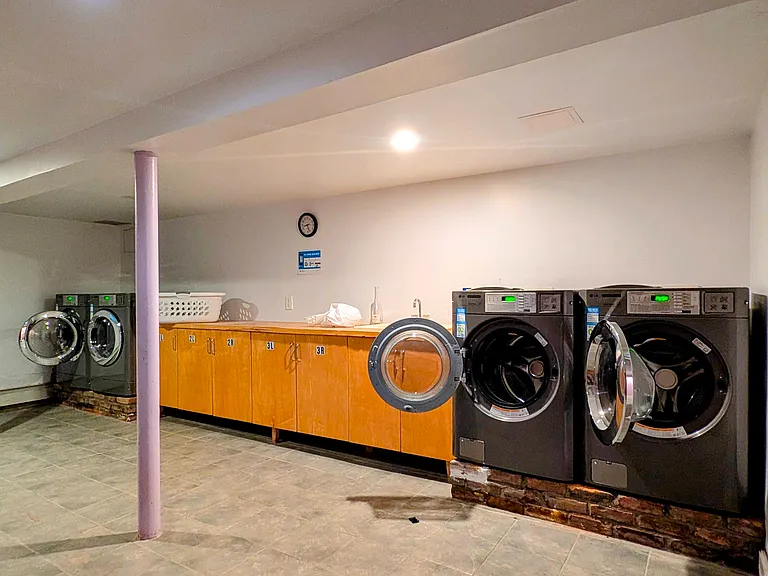 764 Hart St #2R — Photo 7