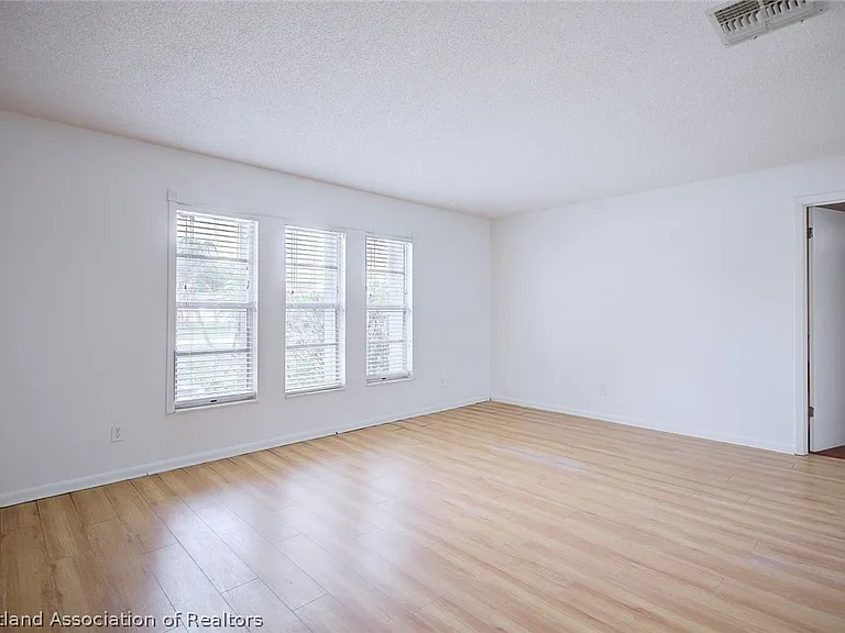 1602 Carrington Ave — Photo 4