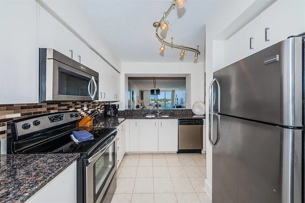 2 bed, 2.0 bath, 1215 sqft, $7,460 — Photo 4
