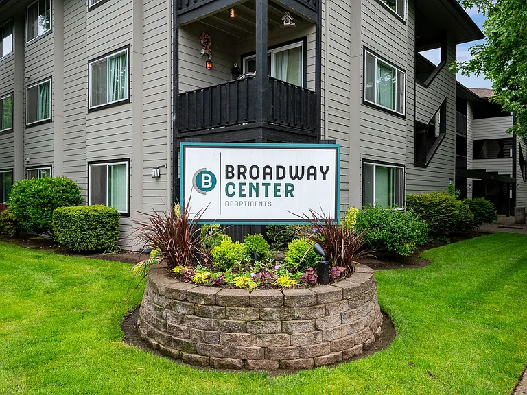 Broadway Center | Exterior