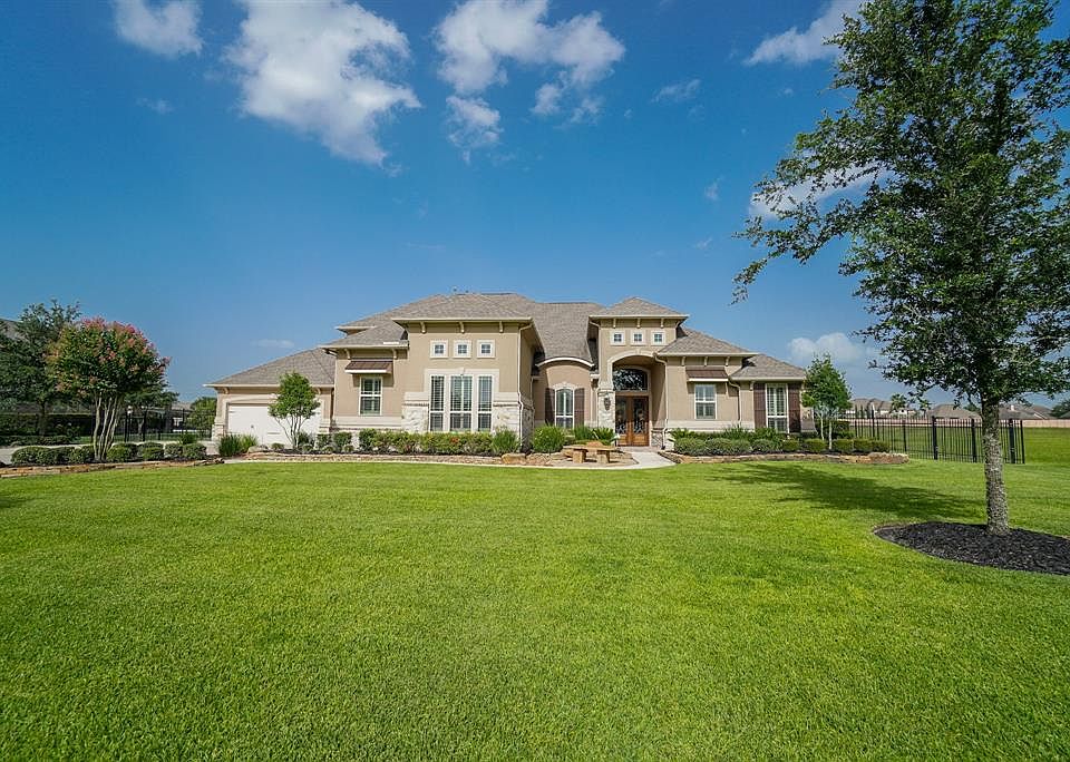 Welcome to 17102 Sheffield Park Drive, situated on a 1.5 acre lot. Walking distance to Swenke Elementary and close to Salyards MS.