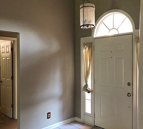 Entryway w/high vaulted ceil
