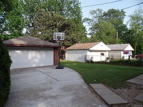 4th image of 2210 N Rosevere Ave