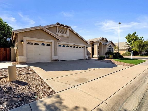 3rd image of 910 S PARADISE Drive