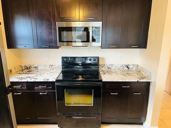4th image of 1501 Meadows Cir W