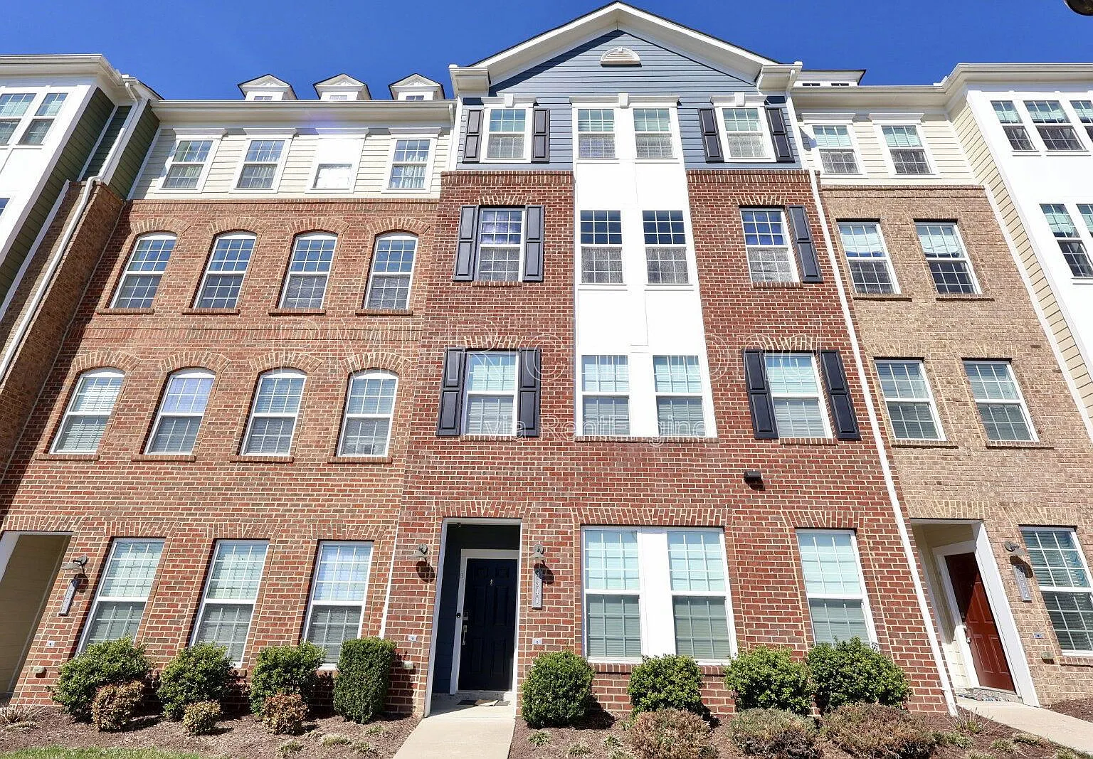 3 bed, 2.5 bath, 2500 sqft, $2,995 — Photo 1