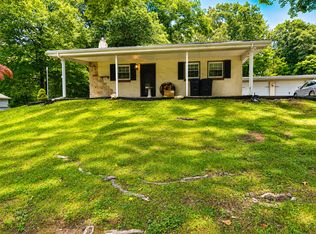 513 Mountain Top Ln, Allentown, PA 18103
