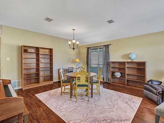 2nd image of 1064 Magnolia Ln