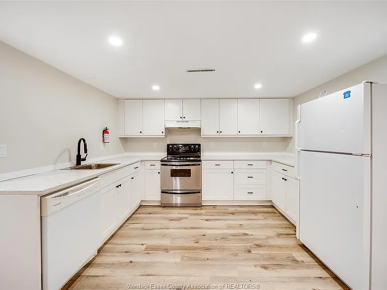 7105 Isabelle Ct — Photo 12